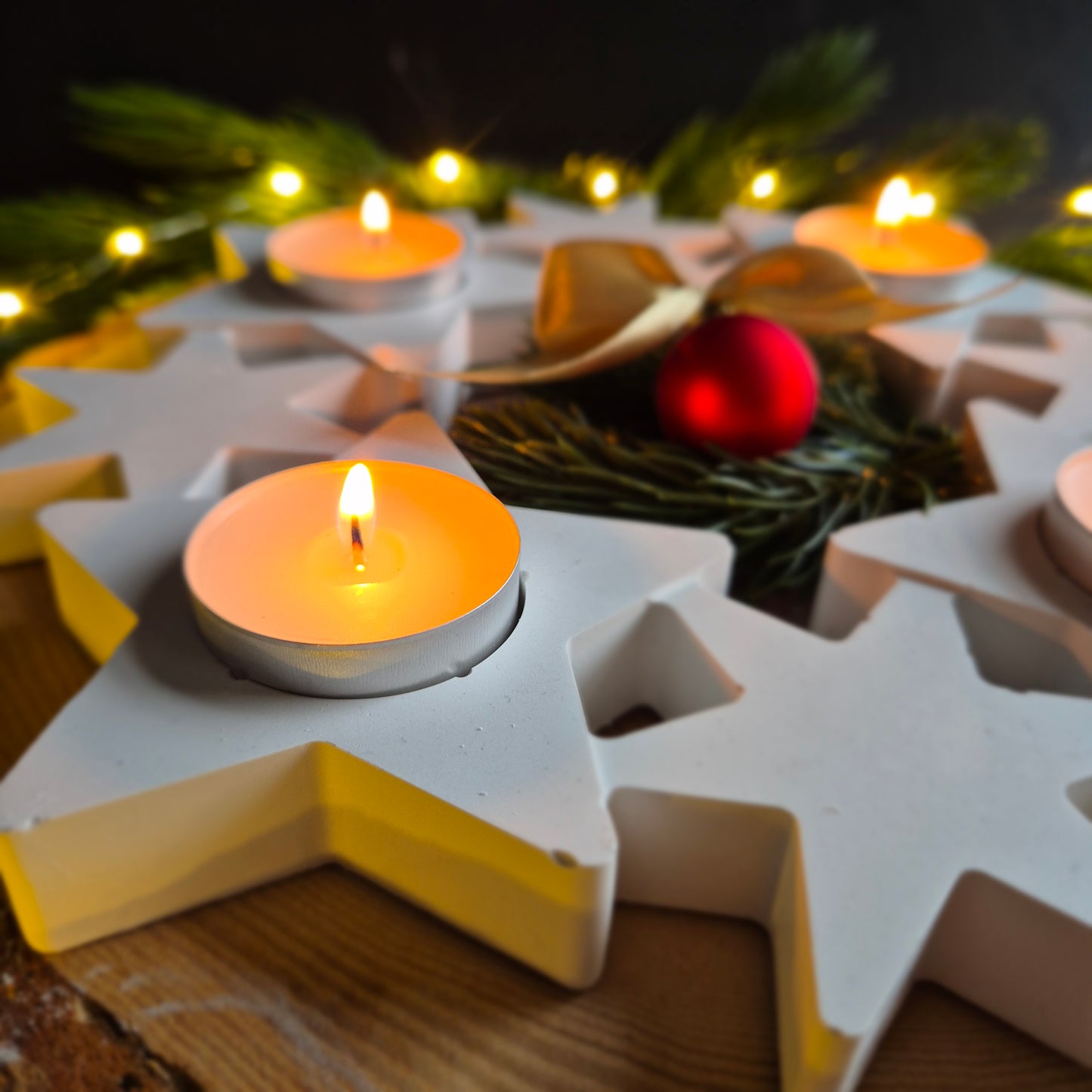 Detailansicht auf ein Teelicht vom Adventskranz mit acht Sternen