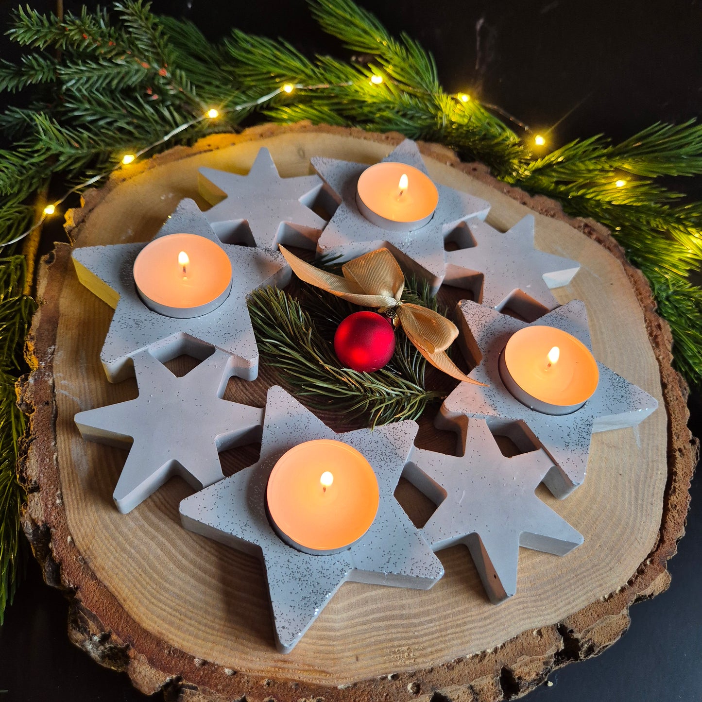 schöner grauer Adventskranz aus 8 Sternen mit Teelichtern 