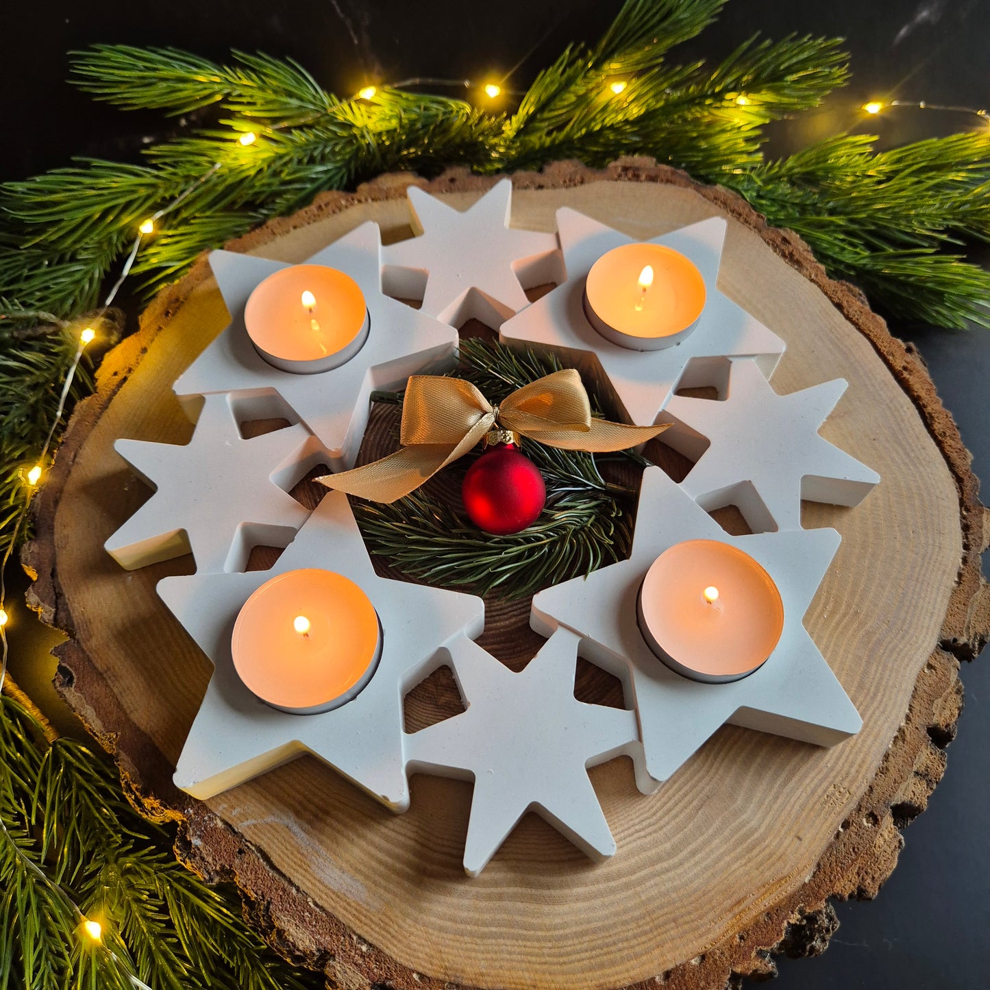 Acht  im Kreis liegende Sterne aus Gießkeramik mit vier Teelichtern als Adventskranz