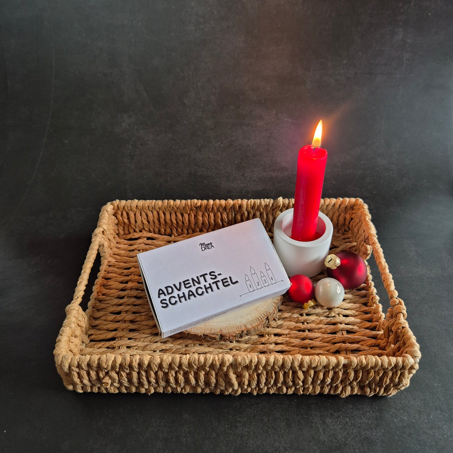 Adventsschachtel mit 4 Kerzen, Streichholzbriefchen und Kerzenständer