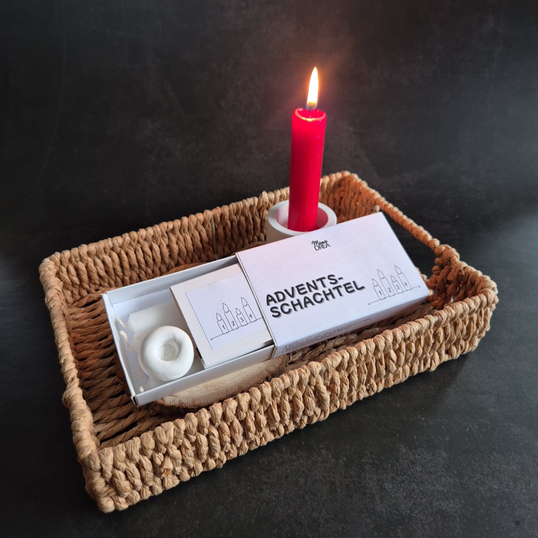Adventsschachtel mit 4 Kerzen, Streichholzbriefchen und Kerzenständer