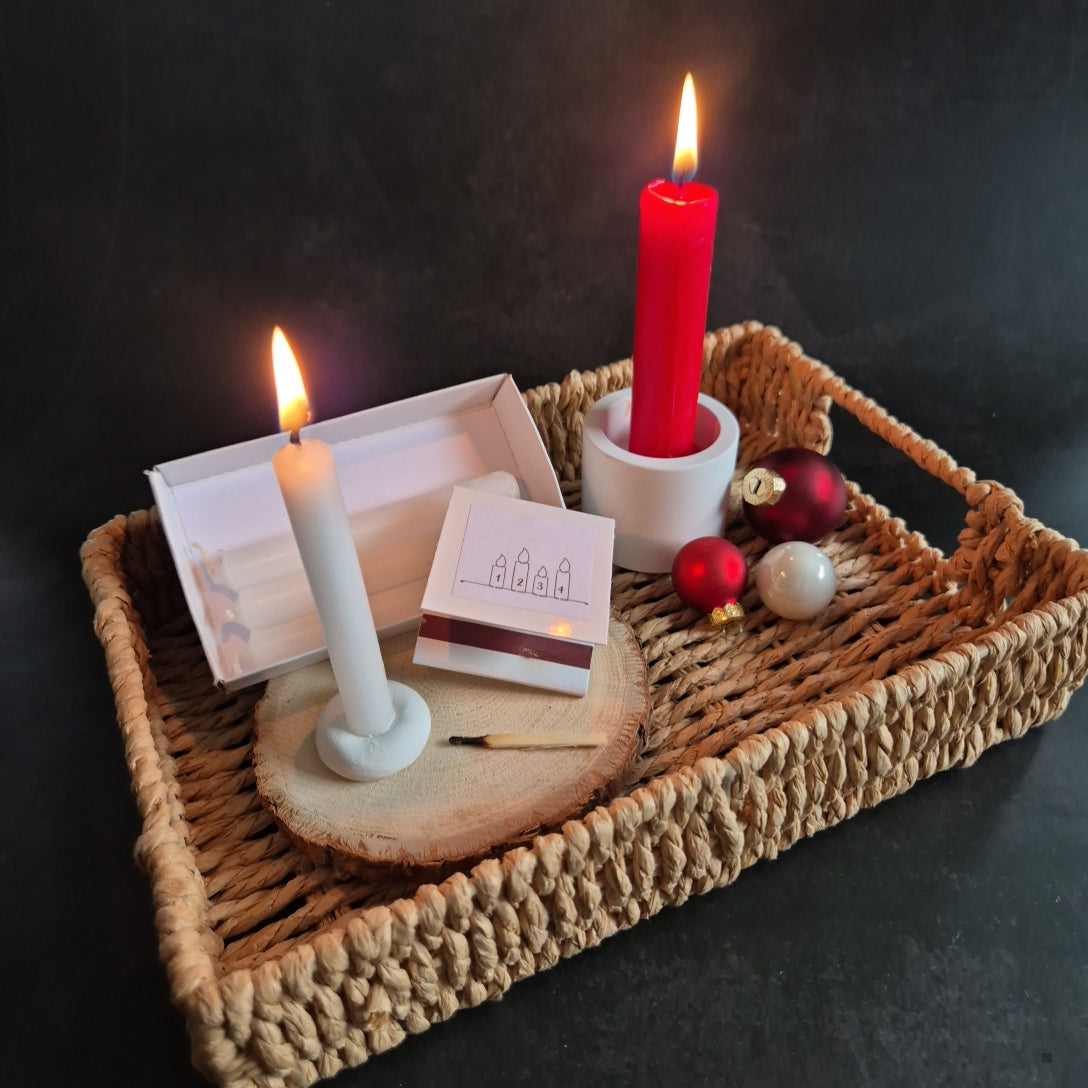 Adventsschachtel mit 4 Kerzen, Streichholzbriefchen und Kerzenständer