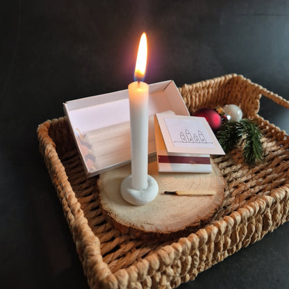 Adventsschachtel mit 4 Kerzen, Streichholzbriefchen und Kerzenständer