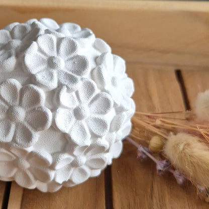 Detailgenaue Ansicht der Mama Drea Blütenkugel mit Blüten auf der Oberfläche aus weißer Gießkeramik 