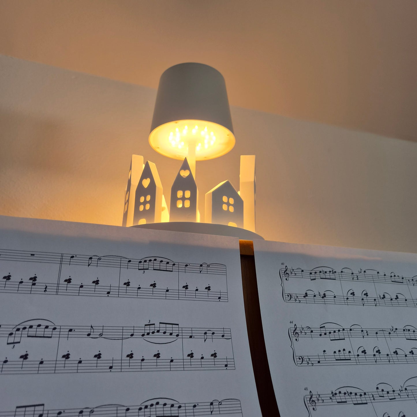 Dekoteller KOPENHAGEN mit LED-Lampe – handgefertigte Häuser-Deko aus Gießkeramik