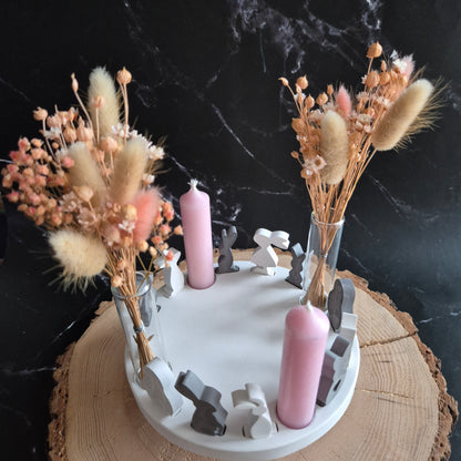 Häschenteller - Dekoteller aus Gießkeramik mit Steckplätzen für Häschen, Häuschen, Kerzen und Vasen, 17cm auf einem Sockel