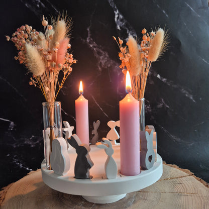 Häschenteller - Dekoteller aus Gießkeramik mit Steckplätzen für Häschen, Häuschen, Kerzen und Vasen, 17cm auf einem Sockel