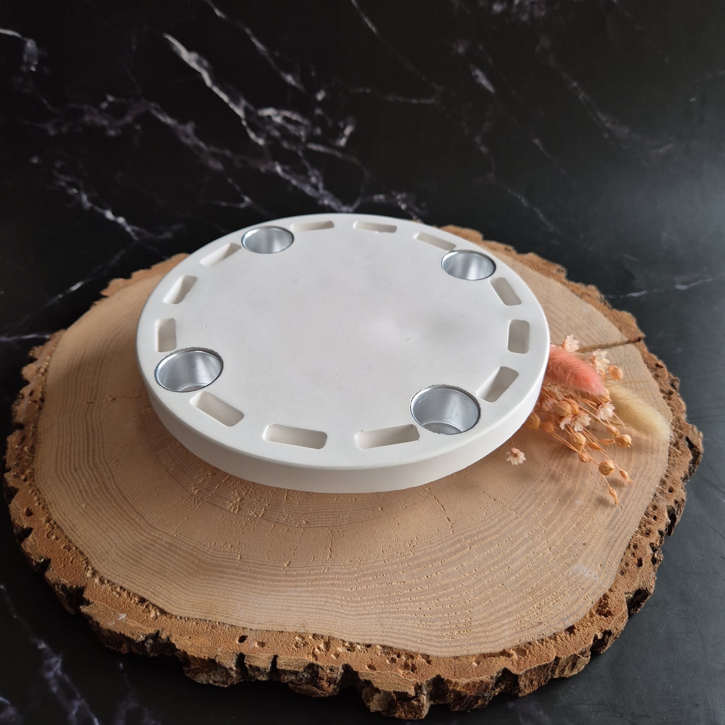 Häschenteller - Dekoteller aus Gießkeramik mit Steckplätzen für Häschen, Häuschen, Kerzen und Vasen, 17cm auf einem Sockel