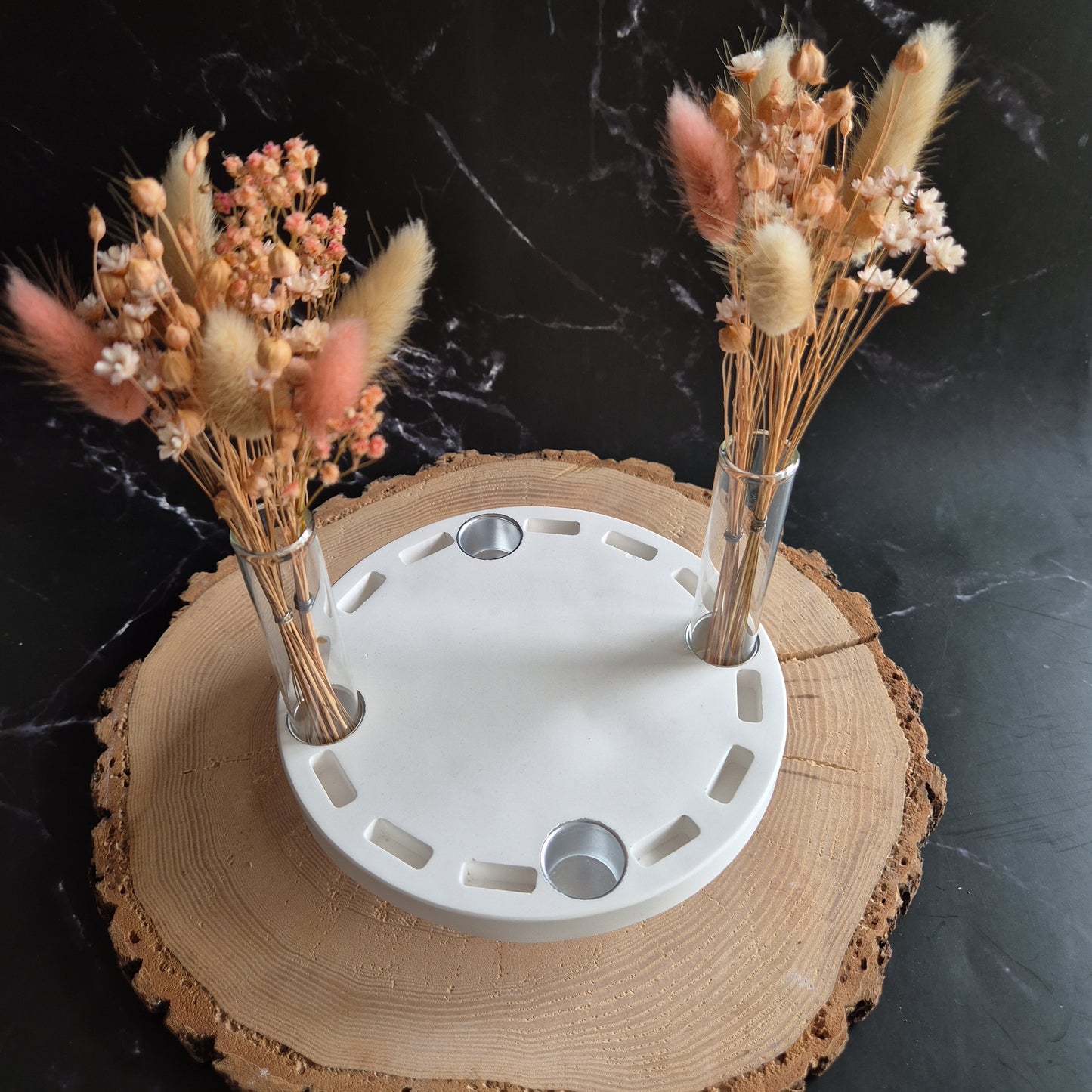 Häschenteller - Dekoteller aus Gießkeramik mit Steckplätzen für Häschen, Häuschen, Kerzen und Vasen, 17cm auf einem Sockel