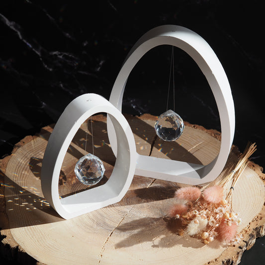 Ei Silhouette aus weißer Gießkeramik in 3 verschiedenen Größen mit hängendem Kristall Prisma für Regenbogen Reflexionen bei Sonneneinfall