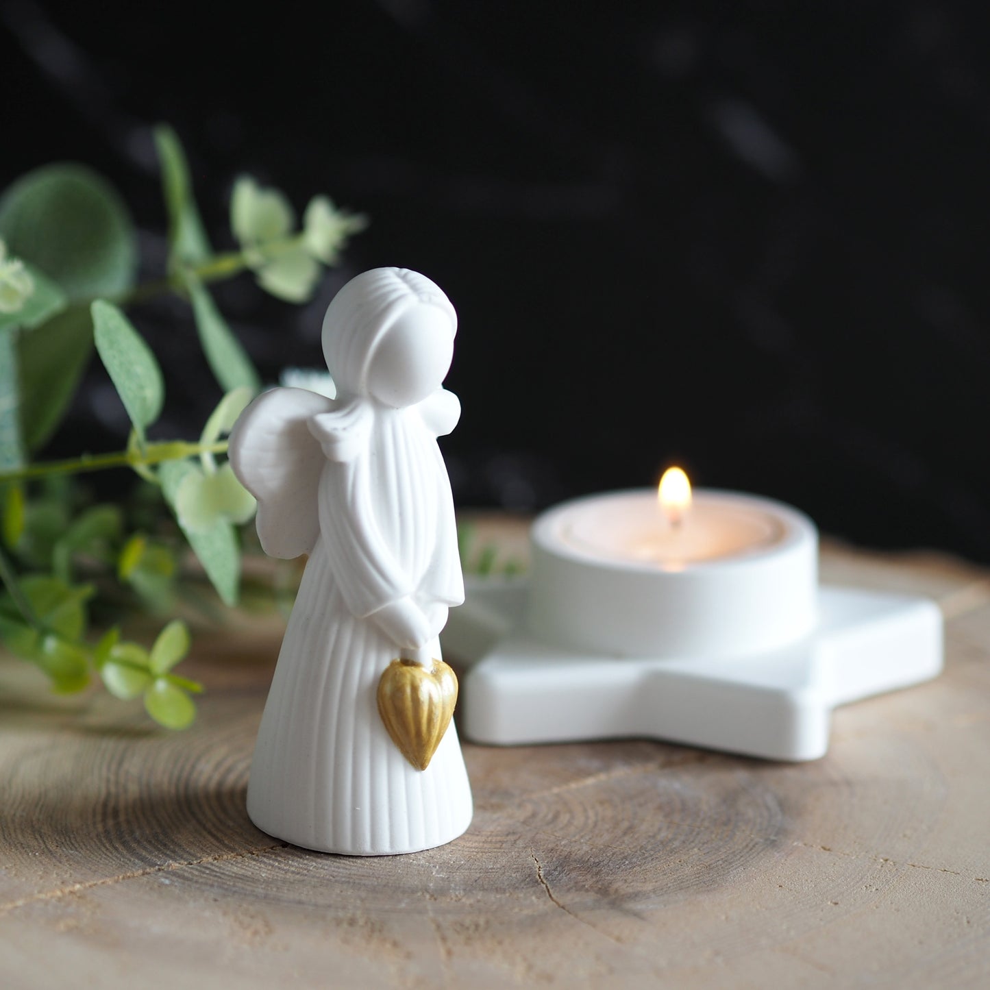 Engel, stehend aus weißer Gießkeramik - mit goldenem Herz in der Hand