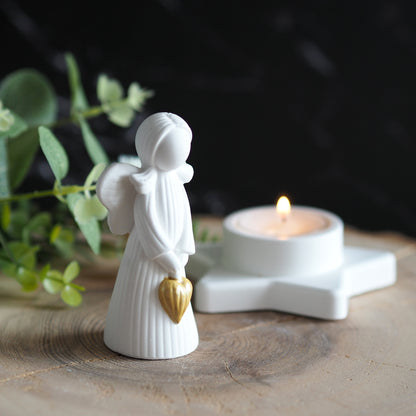 Engel, stehend aus weißer Gießkeramik - mit goldenem Herz in der Hand