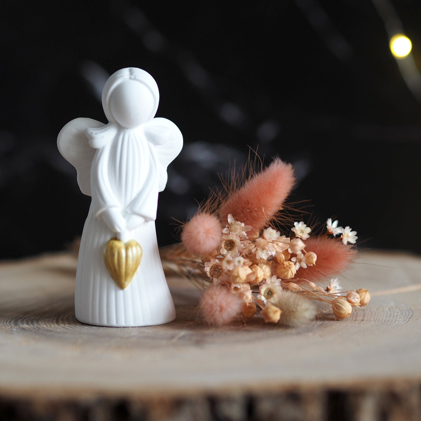 Engel, stehend aus weißer Gießkeramik - mit goldenem Herz in der Hand