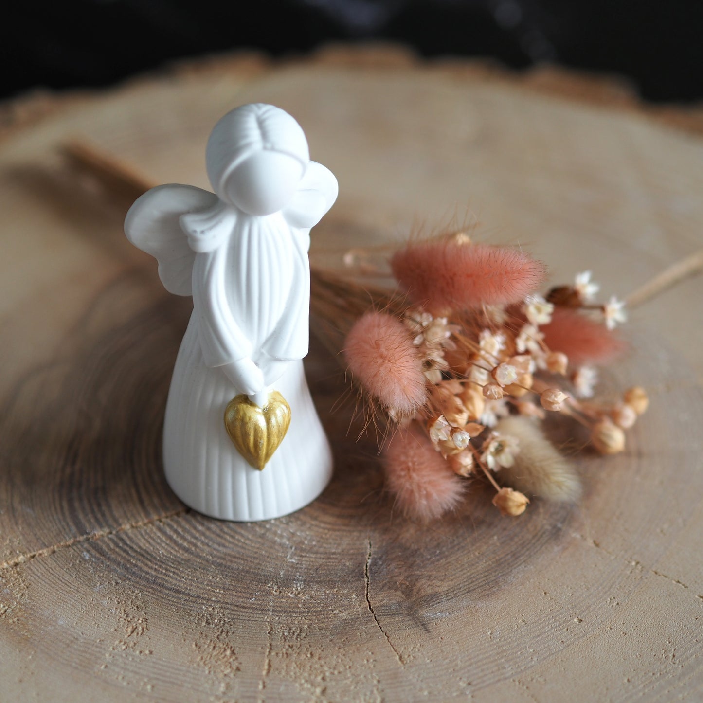 Engel, stehend aus weißer Gießkeramik - mit goldenem Herz in der Hand