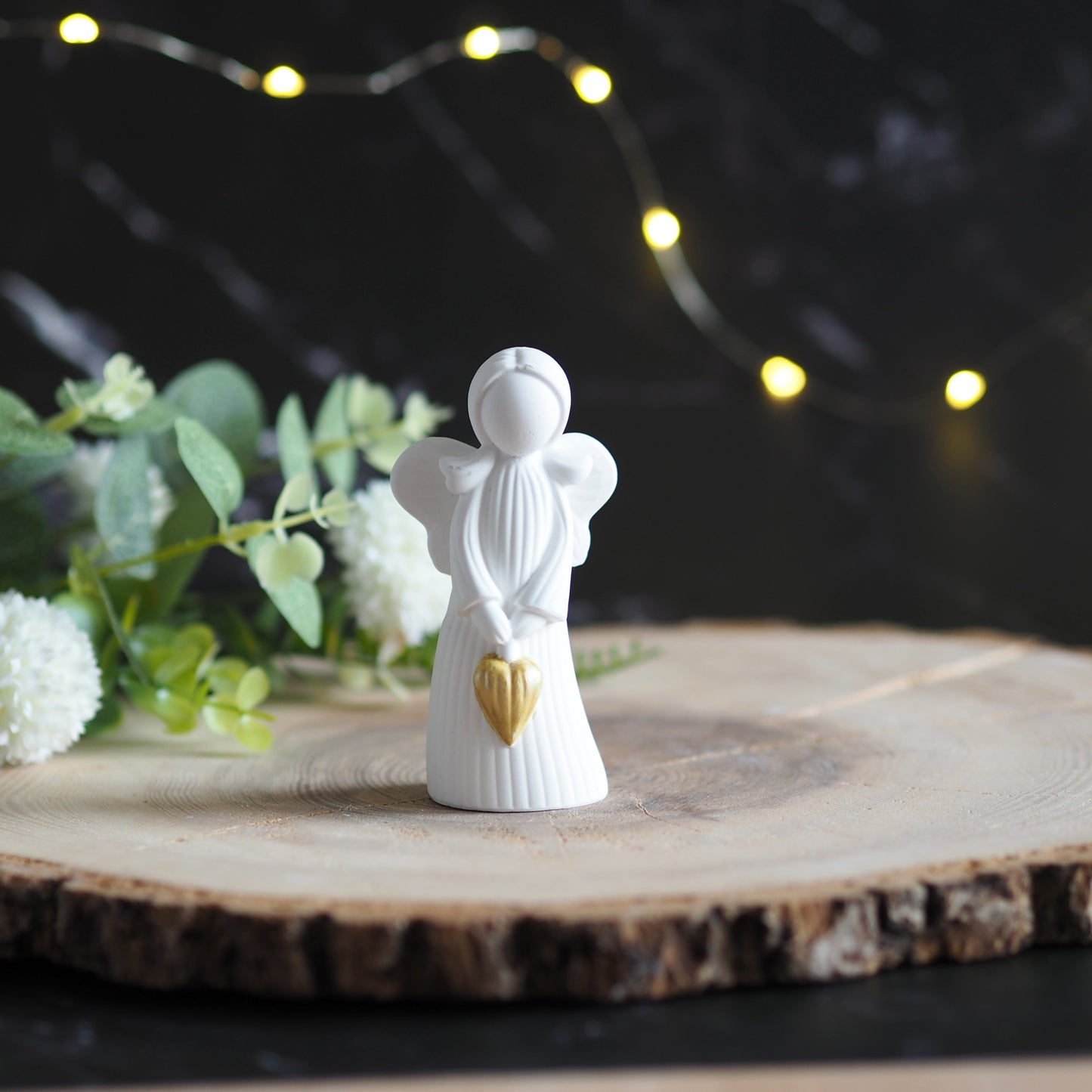 Engel, stehend aus weißer Gießkeramik - mit goldenem Herz in der Hand