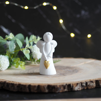 Engel, stehend aus weißer Gießkeramik - mit goldenem Herz in der Hand