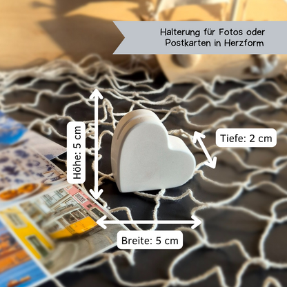 Kartenhalter in Herz-Form mit Schlitz auf der Oberseite für Fotos, Postkarten und kleine Notizen, aus weißem Gießbeton // Abmessung: 5x5x2cm