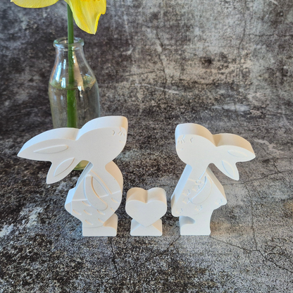 Verliebtes Hasenpaar mit Herzchen aus weißer Gießkeramik, 10 x 15 cm