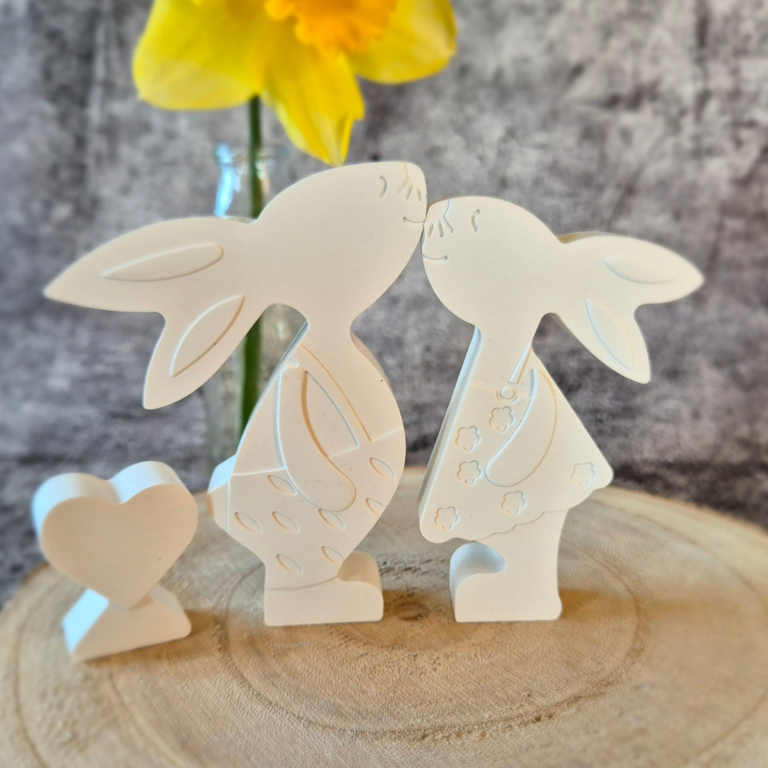 Verliebtes Hasenpaar mit Herzchen aus weißer Gießkeramik, 10 x 15 cm