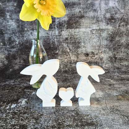 Verliebtes Hasenpaar mit Herzchen aus weißer Gießkeramik, 10 x 15 cm