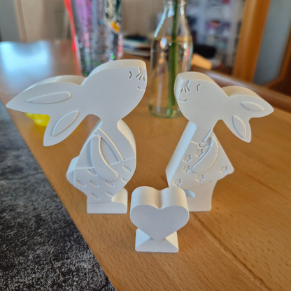 Verliebtes Hasenpaar mit Herzchen aus weißer Gießkeramik, 10 x 15 cm