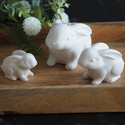 Hasen sitzend aus weißer Gießkeramik in drei verschiedenen Größen