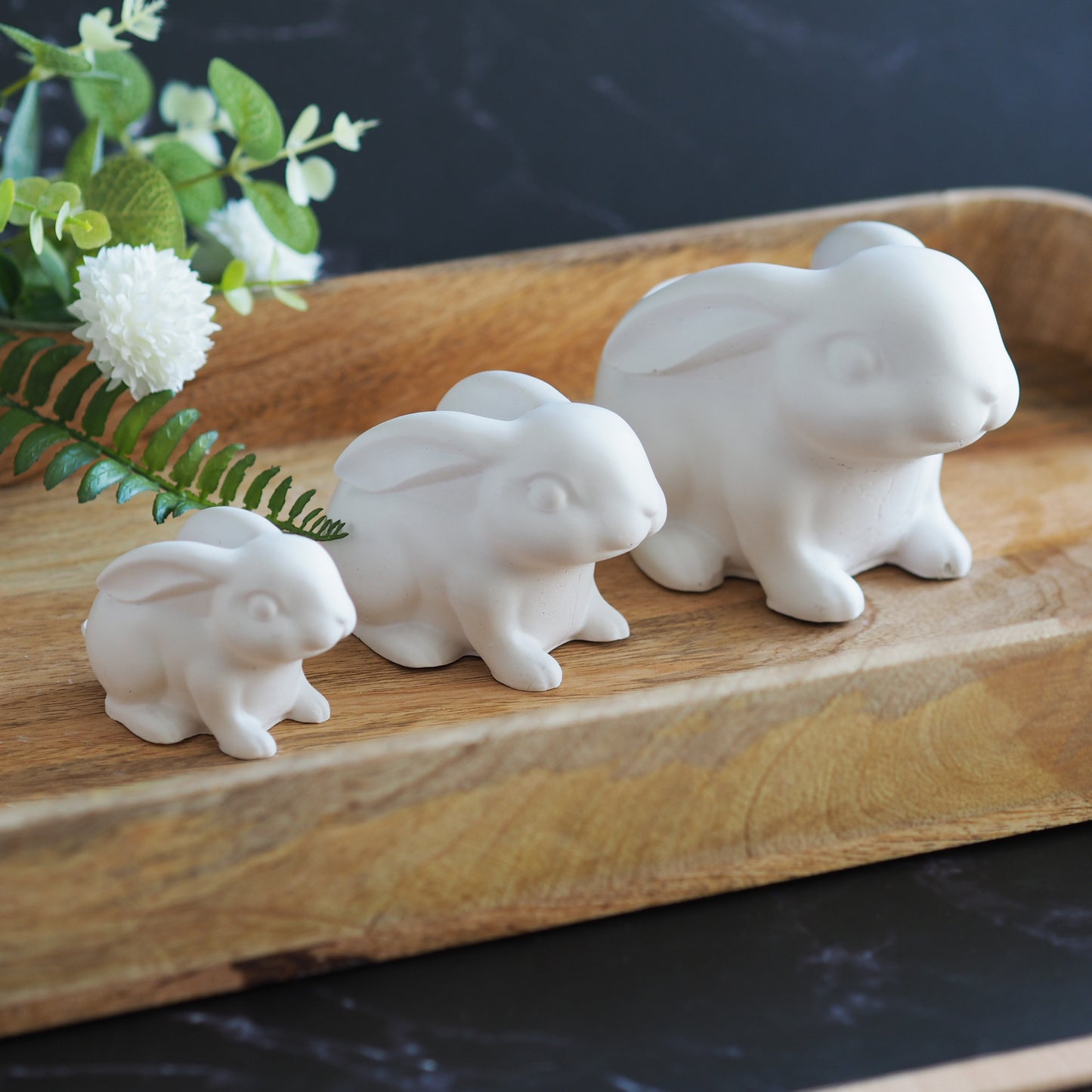 Hasen sitzend aus weißer Gießkeramik in drei verschiedenen Größen