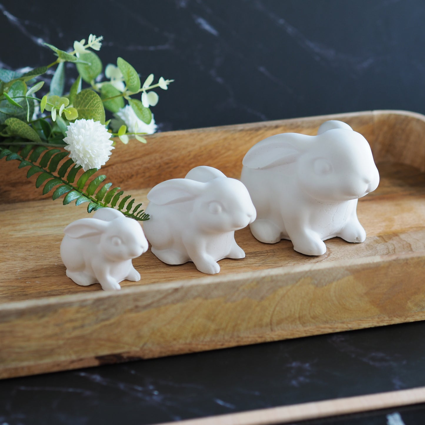 Hasen sitzend aus weißer Gießkeramik in drei verschiedenen Größen