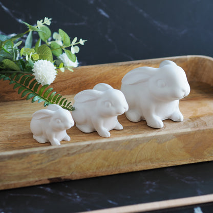 Hasen sitzend aus weißer Gießkeramik in drei verschiedenen Größen