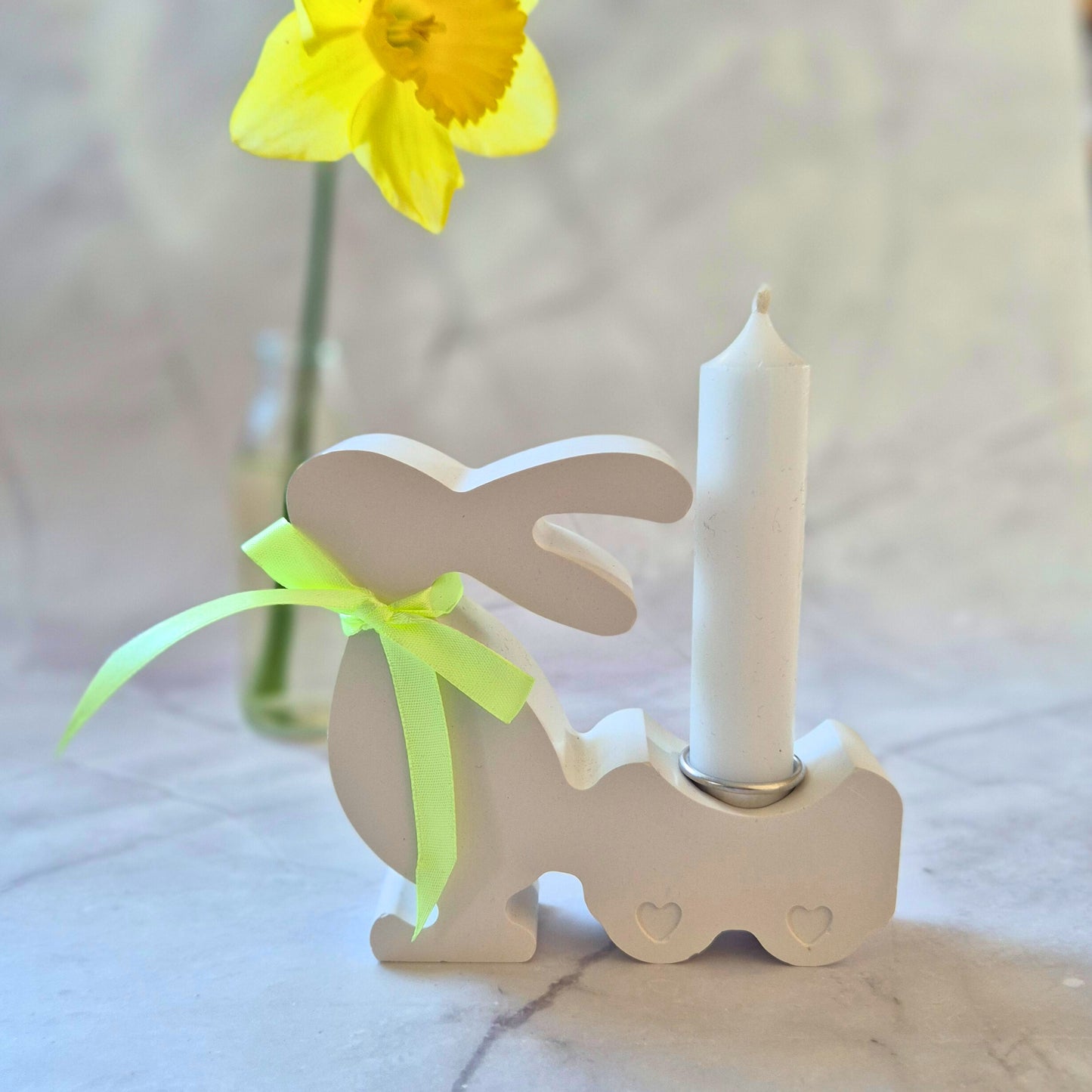 Hasenwagen mit Kerze, aus Gießkeramik - 10x12cm