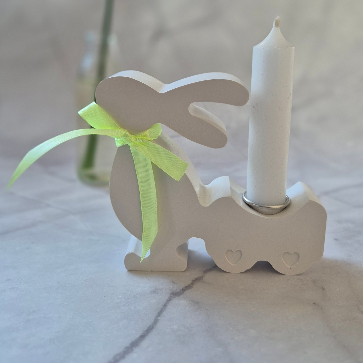 Hasenwagen mit Kerze, aus Gießkeramik - 10x12cm