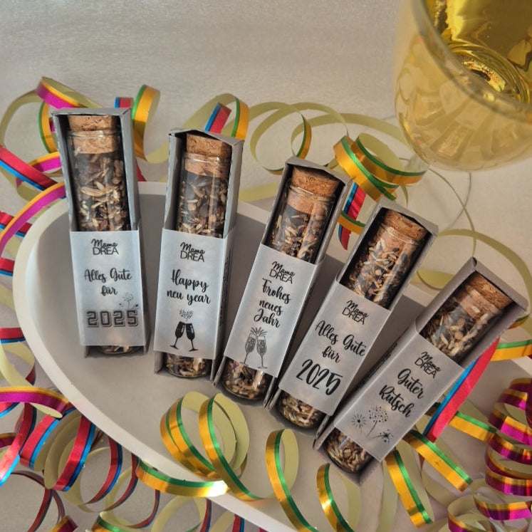 Glasröhrchen gefüllt mit Wildblumensamen, in Papphülle mit Transparent-Banderole und Grußtext //  10cm hoch