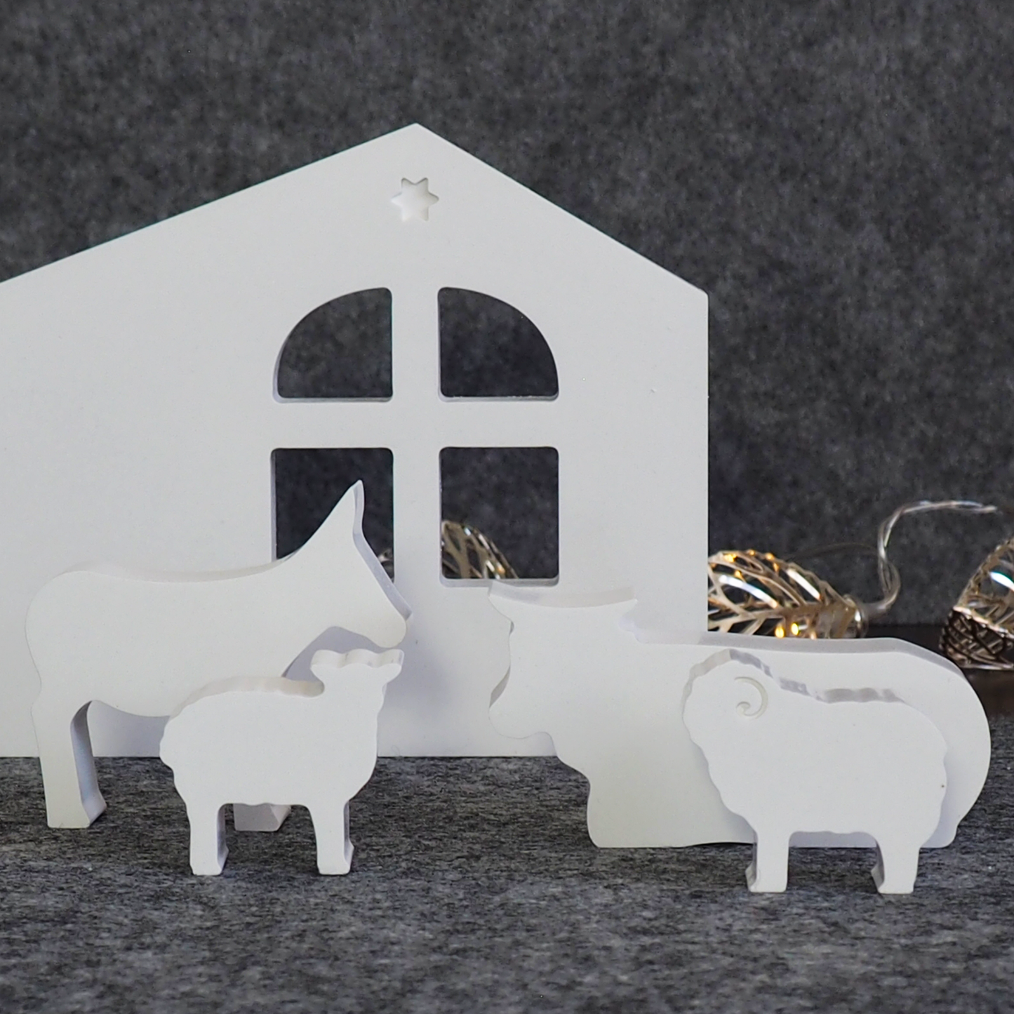 Krippe mittleres Set, 11 Teile plus Holztablett - Weihnachtskrippe aus weißem Gießbeton und mit exakt passendem Holztablett, eindrucksvolle Dekoration für Weihnachten, handgemacht