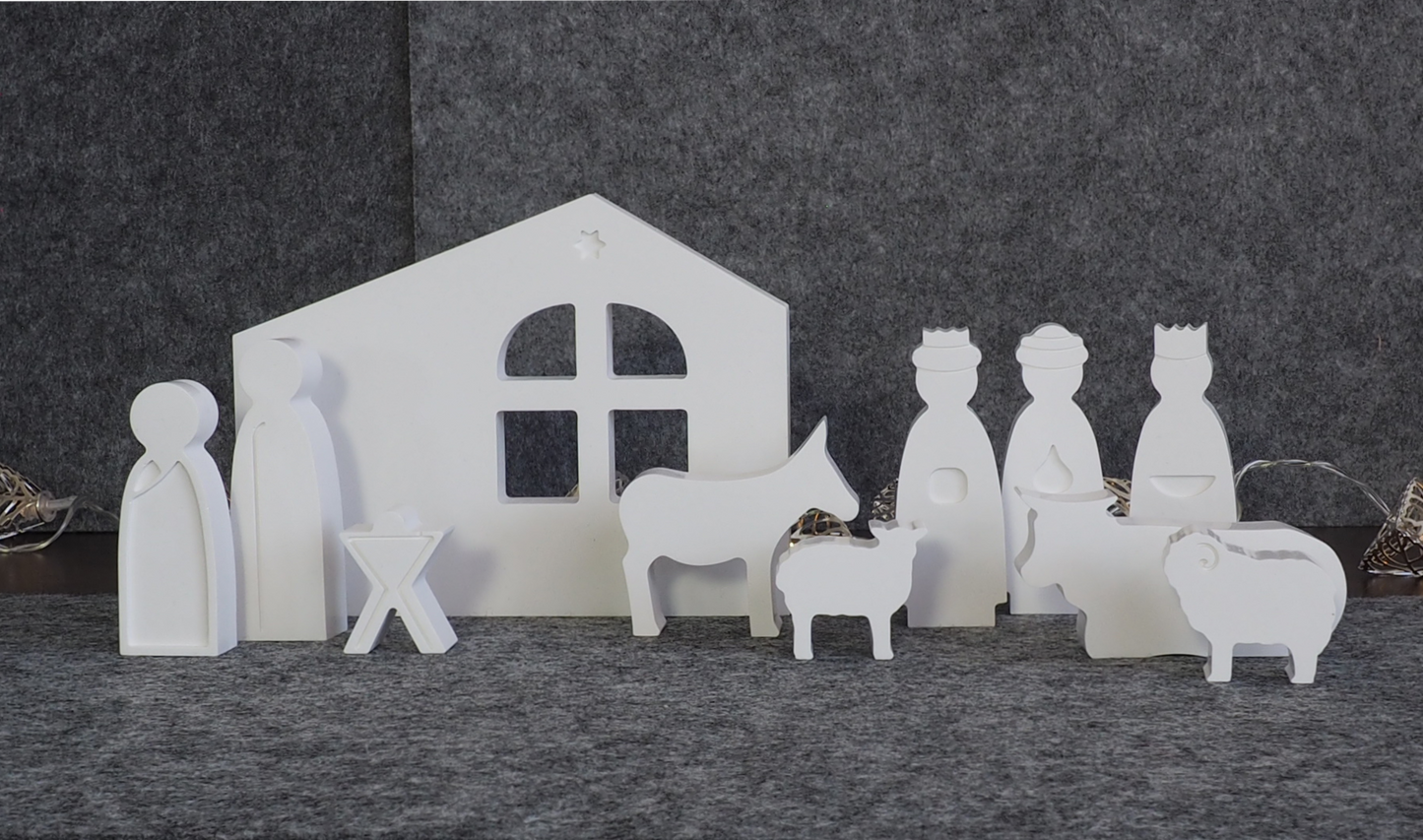 Krippe mittleres Set, 11 Teile plus Holztablett - Weihnachtskrippe aus weißem Gießbeton und mit exakt passendem Holztablett, eindrucksvolle Dekoration für Weihnachten, handgemacht