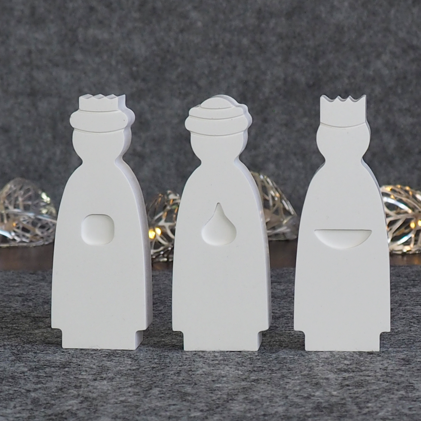 Krippe mittleres Set, 11 Teile plus Holztablett - Weihnachtskrippe aus weißem Gießbeton und mit exakt passendem Holztablett, eindrucksvolle Dekoration für Weihnachten, handgemacht