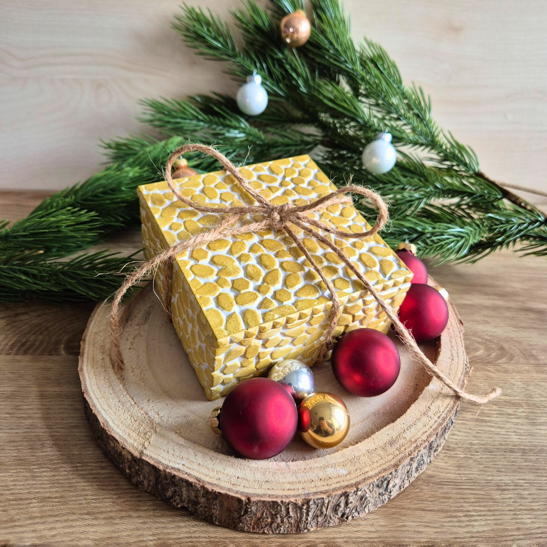 Kleine Krippe in Kiste aus Gießkeramik - 7-teilige Krippe, Stern-Kerzenständer mit Kerze passend in viereckige Goldbox mit Deckel