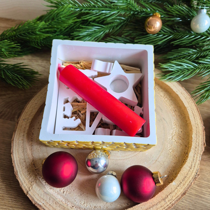 Kleine Krippe in Kiste aus Gießkeramik - 7-teilige Krippe, Stern-Kerzenständer mit Kerze passend in viereckige Goldbox mit Deckel