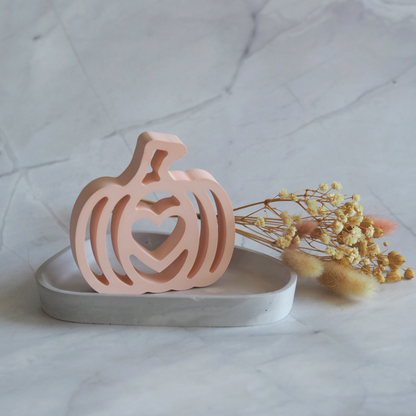 Kürbis mit Dekoteller - herbstliche Dekoration