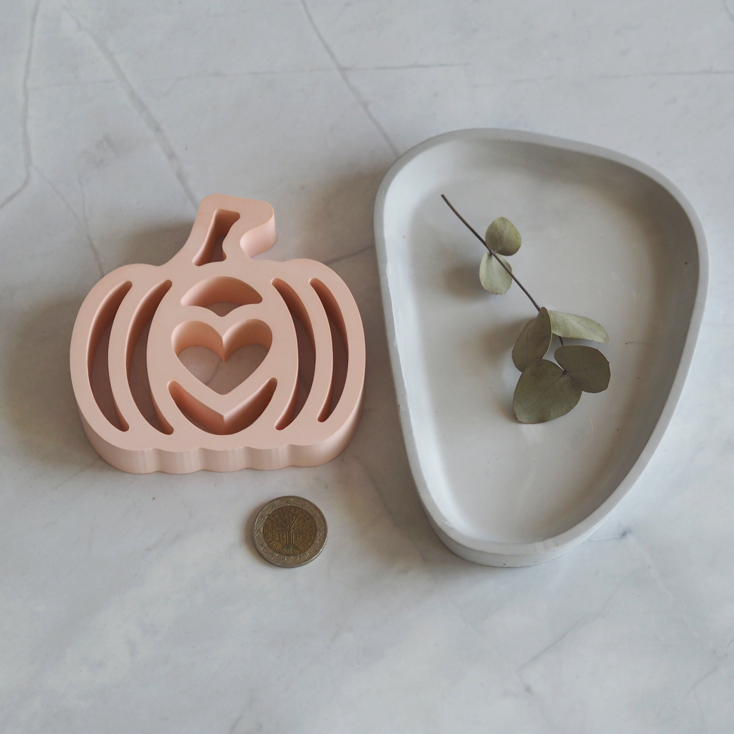 Kürbis mit Dekoteller - herbstliche Dekoration