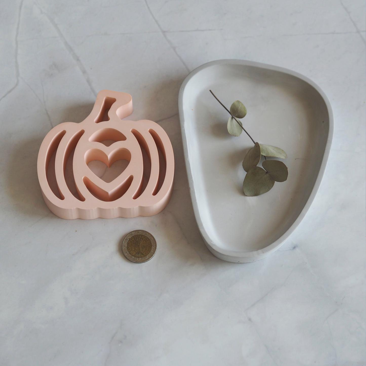 Kürbis mit Dekoteller - herbstliche Dekoration