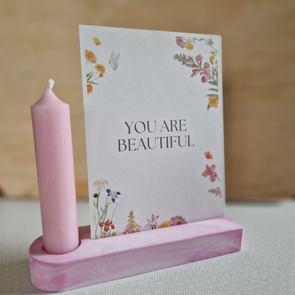 Dekorative Leiste aus Gießbeton mit Schlitz für Postkarte und Platz für Kerze oder Vase und Trockenblumen, schlichte Dekoration und tolles Geschenk