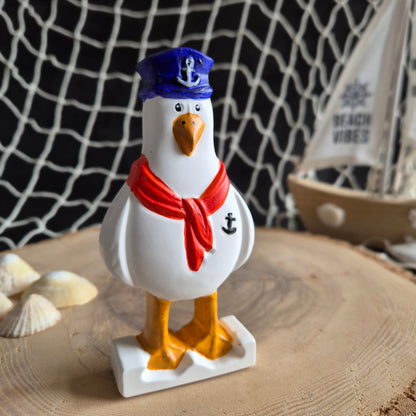 Möwenfigur aus weißer Gießkeramik mit rotem Schal und blauer Mütze Klaus Kapitän