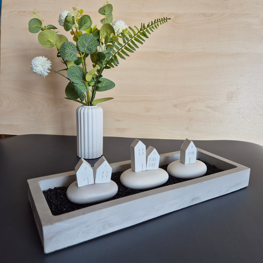 Dekoteller "Häuser auf Steinen“ mit schwarzem Zierkies - 29 x 11 x 3cm