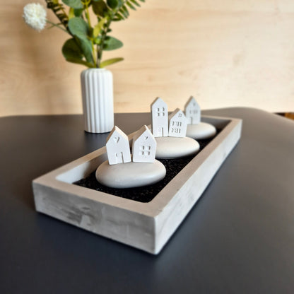 Dekoteller "Häuser auf Steinen“ mit schwarzem Zierkies - 29 x 11 x 3cm