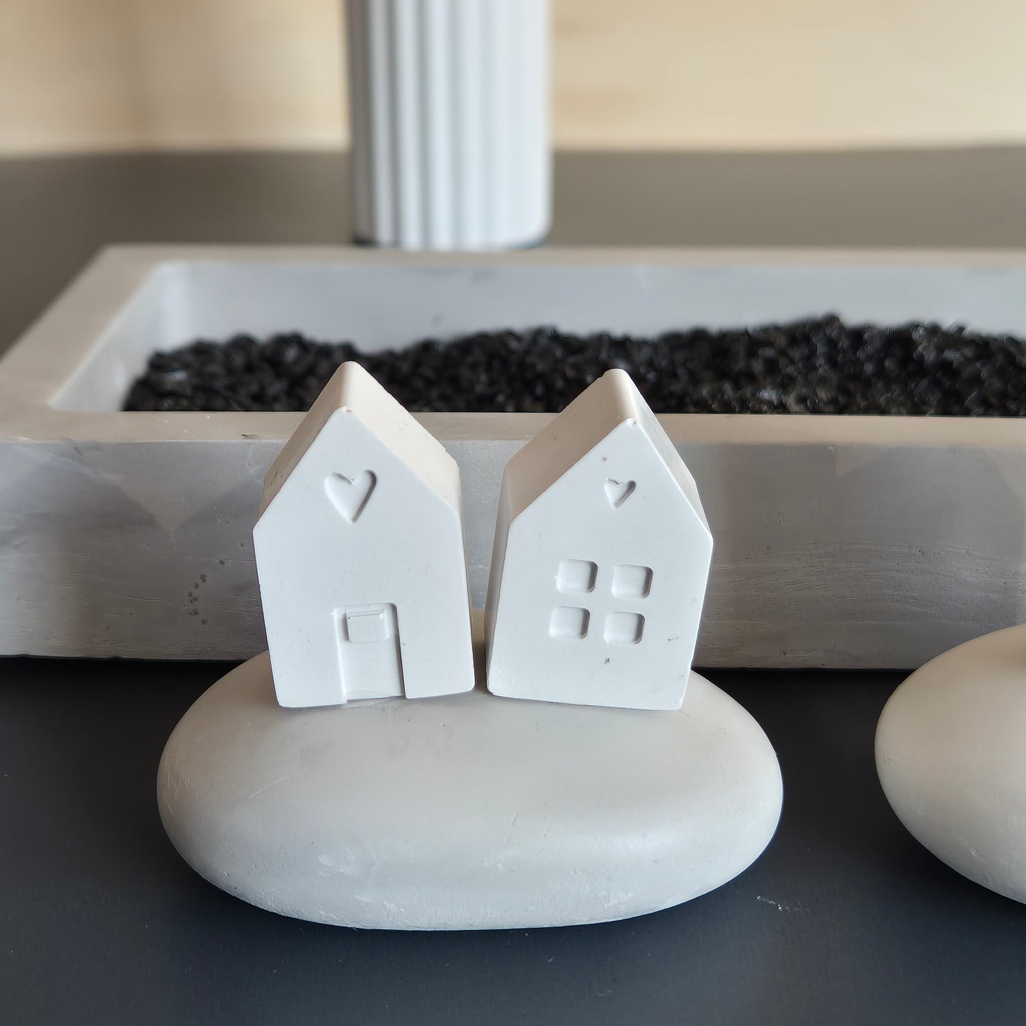 Dekoteller "Häuser auf Steinen“ mit schwarzem Zierkies - 29 x 11 x 3cm