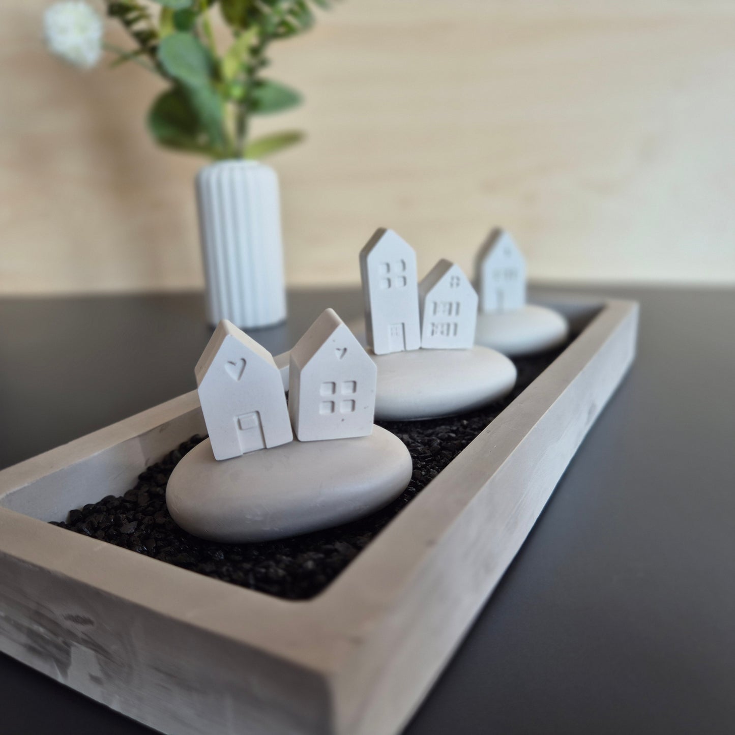 Dekoteller "Häuser auf Steinen“ mit schwarzem Zierkies - 29 x 11 x 3cm