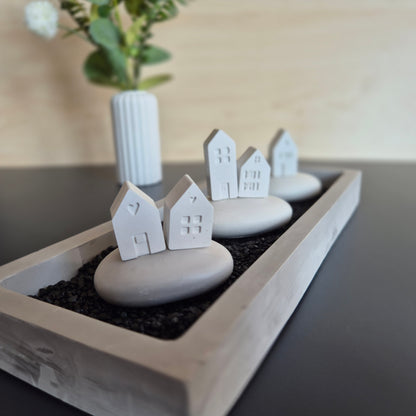Dekoteller "Häuser auf Steinen“ mit schwarzem Zierkies - 29 x 11 x 3cm