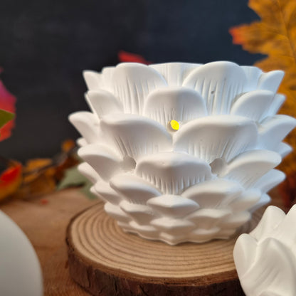Tannenzapfen aus weißer Gießkeramik mit LED-Teelicht und Lichtlöchern