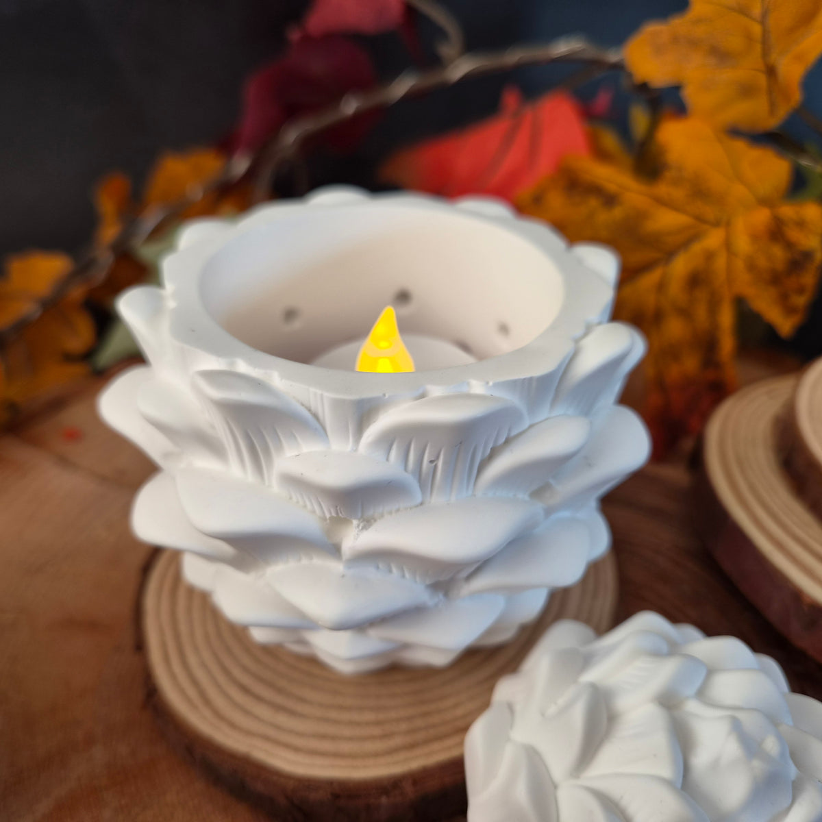 Herbstlicher Gießkeramik Artikel in Tannenzapfen Form mit abnehmbarem Deckel und LED Teelicht im inneren