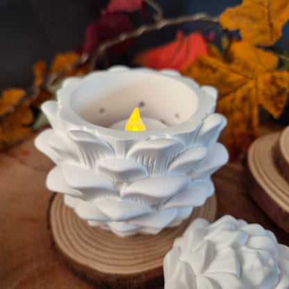 Herbstlicher Gießkeramik Artikel in Tannenzapfen Form mit abnehmbarem Deckel und LED Teelicht im inneren
